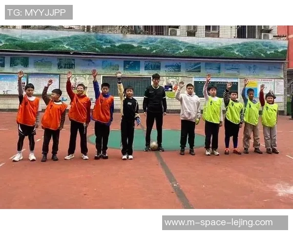 小学体育课足球游戏的趣味探索与团队合作能力培养活动